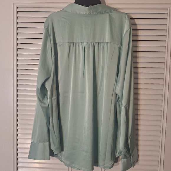 NWT Torrid Madison Satin Button-Up Long Sleeve Shirt Size 1X 14-16 - Picture 8 of 9